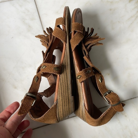 Minnetonka fringed studded brown leather ankle strap sandal size 7 great shape - Picture 5 of 9